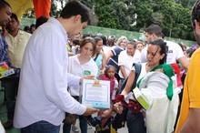 Ocariz entregó regalos a miles de niños en la Operación Jugu...
