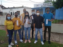 Jóvenes justicieros protestan en sede regional del CNE Bolív...
