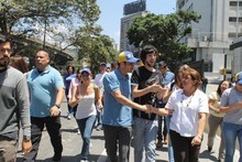 Capriles denuncia "algo oscuro" detrás de las dete...