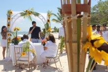 Alcalde Ocariz casó a una pareja de abuelos en la playa