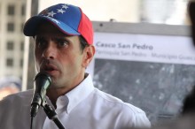 Capriles entregó recursos para reparación de cancha y escuel...
