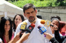Carlos Ocariz entregó ayudas económicas a vecinos afectados ...