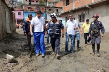 Carlos Ocariz entregó ayudas a vecinos afectados por las llu...