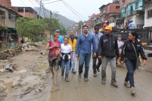 Carlos Ocariz atiende a vecinos afectados por las lluvias en...