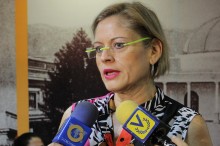 Adriana D’Elia: Gobierno está destruyendo a familias venezol...