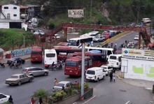 Capriles denuncia que autobuses del gobierno trancaron carre...