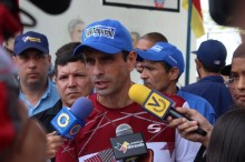 Capriles muestra a Samper las agresiones a Julio Borges