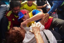 Capriles auxilió a mujer de la tercera edad