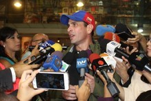 Capriles: Si inhabilitan a un candidato, su partido debe col...