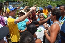 Capriles: Vamos a terminar marzo y no hemos recibido un bolí...