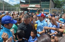 Capriles asfaltará y mejorará alumbrado público en Santa Cru...