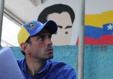 Capriles escribe un libro sobre las elecciones en las que se...