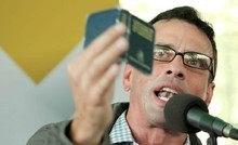 Capriles: Las colas para depositar billetes son otro castigo...
