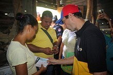 Capriles: Los enchufados se robaron los reales de los venezo...