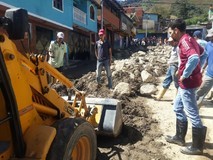 Carlos García movilizó a voluntarios y maquinaria para apoya...