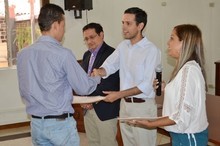 Carlos García otorgó a 43 jóvenes certificados de becas para...