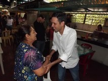 Alcalde Carlos García se reunió con comerciantes del mercado...