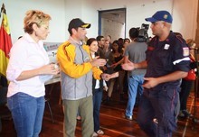 Capriles anuncia ajuste salarial para trabajadores de la Gob...
