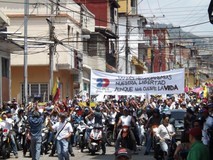 Carlos García acompañó marcha estudiantil “Por la paz y cont...
