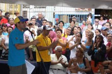 Capriles entregó recursos para ejecución de proyectos comuni...