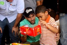 Capriles entregó juguetes a niños del municipio Sucre