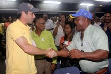 Capriles anunció mejoras laborales a trabajadores de Manteni...