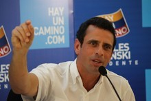 Capriles propone al gobierno medidas para enfrentar la crisi...