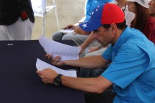 Capriles entregó certificados para rehabilitar vialidad y vi...