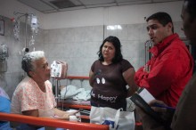 José Manuel Olivares constata crisis humanitaria en hospital...