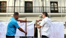 Oposición realizó madrugonazo en la gobernación de #Monagas 