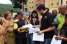 Carlos Ocariz entrega recursos a más de 2 mil familias en Ca...