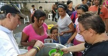 Shully Rosenthal realizó el sancocho comunitario en La Mangu...