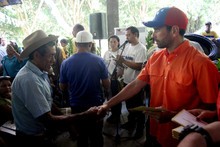 Capriles insistió en llamar héroes a quienes siguen producie...