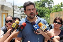 Carlos Ocariz entregó aportes para iluminación en Macaracuay...