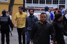 Diputados opositores madrugaron frente a Defensoría del pueb...