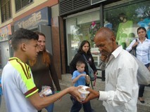 Personas en situación de calle recibieron comida por parte d...