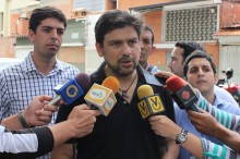 Carlos Ocariz entregó aportes para obras comunitarias