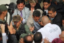 Por cuatro horas colectivos asediaron a periodistas, trabaja...