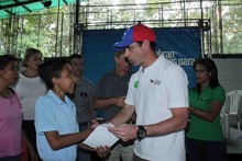 Capriles entregó mil 220 becas a estudiantes del Área Metrop...