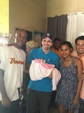 Capriles visitó a la primera niña mirandina de 2017