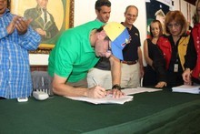 Capriles firmó sexta convención colectiva para docentes mira...