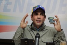 Capriles: Si Simón Bolívar estuviera con nosotros físicament...