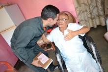 Alcalde Carlos García donó sillas de ruedas en "Caravan...