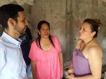 Carlos García entregó ayuda económica a afectados por incend...