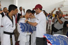 Capriles entregó equipo electrónico deportivo a Taekwondo mi...