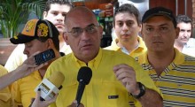 José Antonio España: El gobierno es pura rochela y escándalo