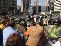 Caracas amaneció militarizada para impedir que el pueblo se ...