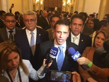 Capriles: Tenemos que defender la Asamblea porque la puso el...