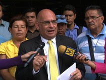 José Antonio España: Mientras el pueblo lucha, el gobierno r...