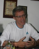 Josy Fernández entrega 42 ayudas económicas a vecinos de Los...